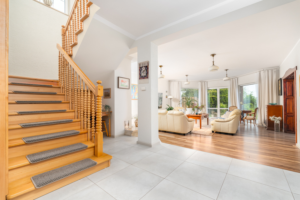 Piękny,rodzinny dom z ogrodem w spokojnej okolicy. (14)