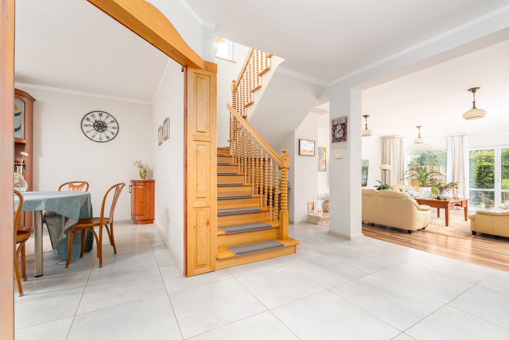 Piękny,rodzinny dom z ogrodem w spokojnej okolicy. (15)