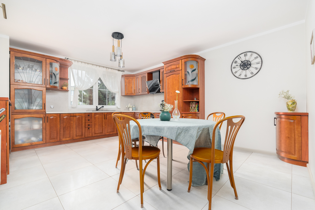 Piękny,rodzinny dom z ogrodem w spokojnej okolicy. (16)