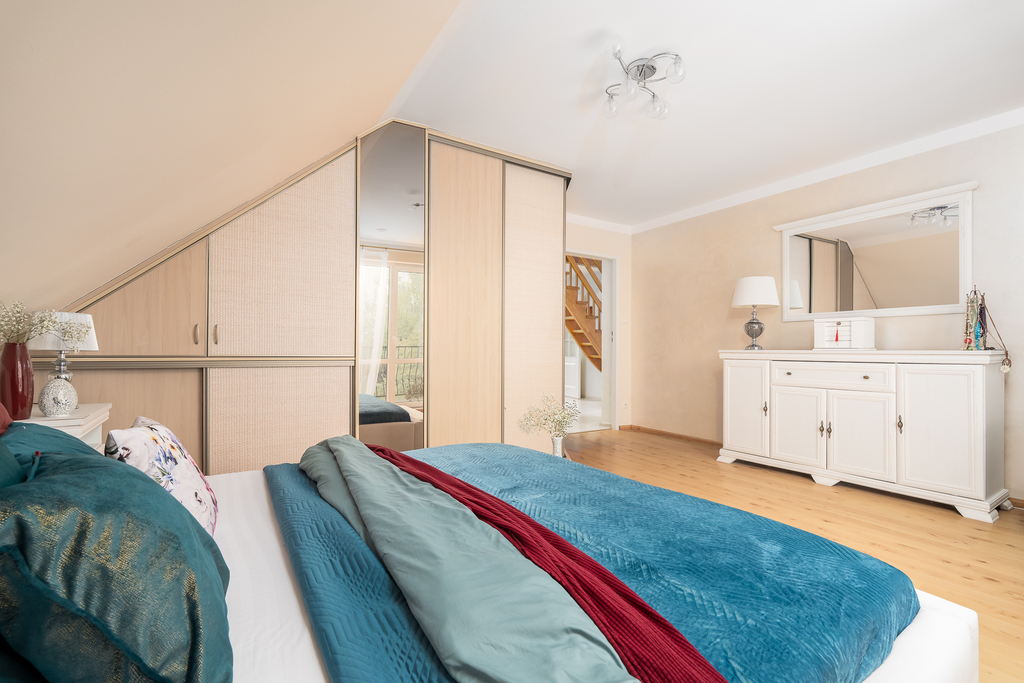 Piękny,rodzinny dom z ogrodem w spokojnej okolicy. (20)