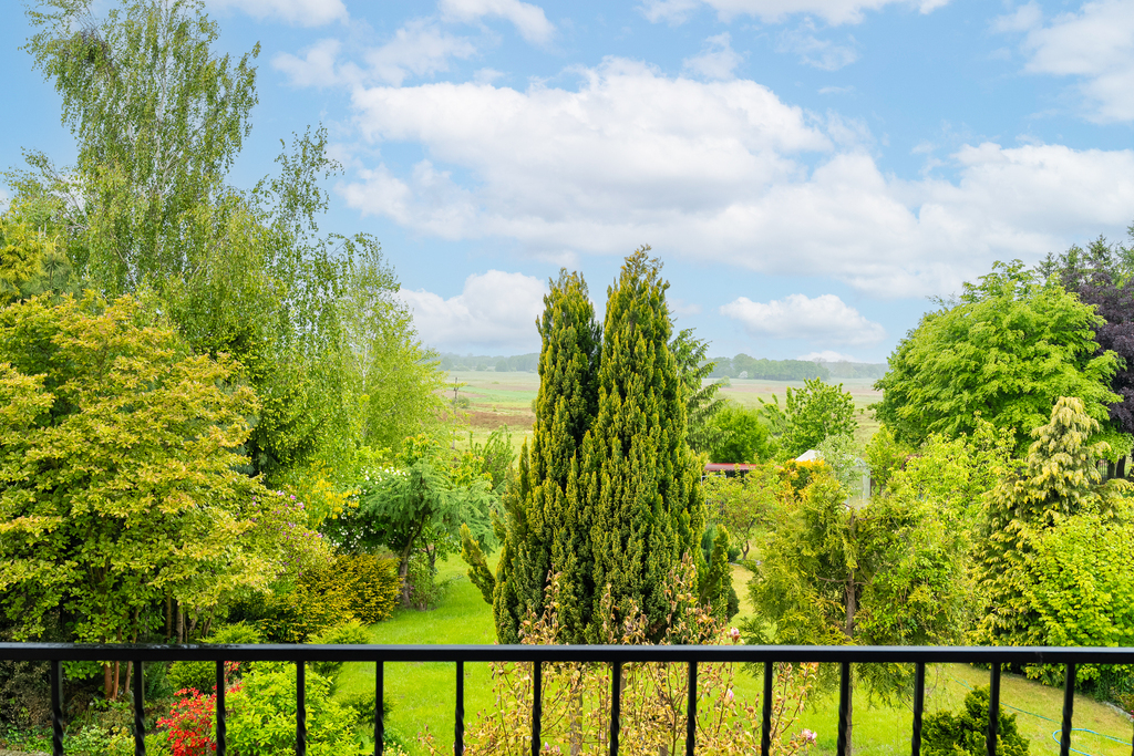 Piękny,rodzinny dom z ogrodem w spokojnej okolicy. (22)