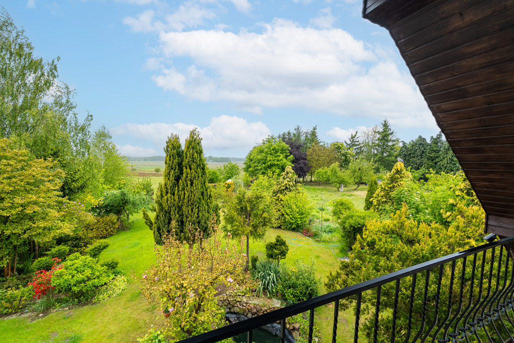 Piękny,rodzinny dom z ogrodem w spokojnej okolicy. (23)