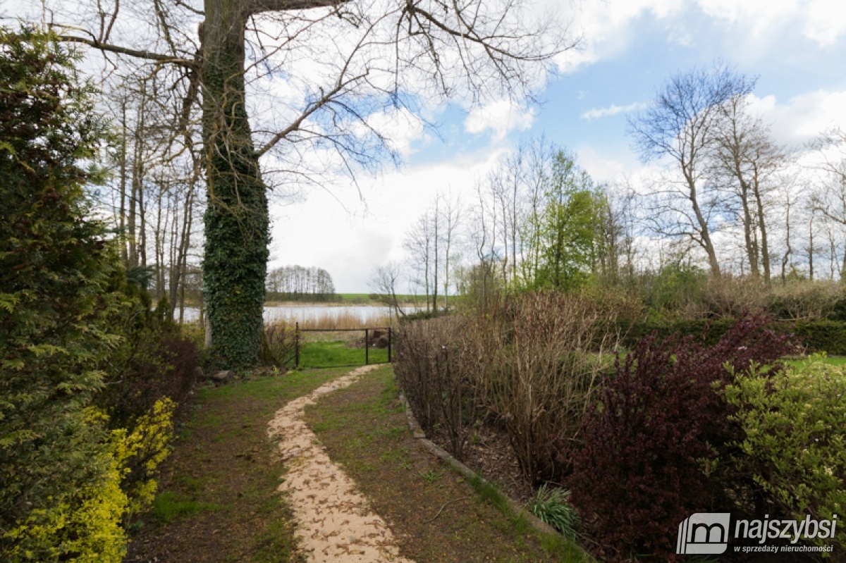 Dom  nad jeziorem. (31)