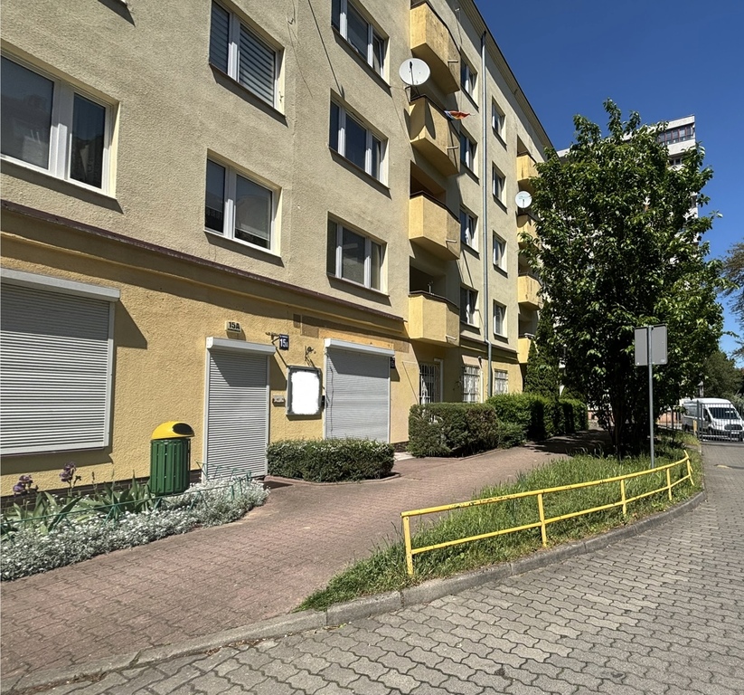 Do wynajęcia lokal - parter idealny na usługi (1)