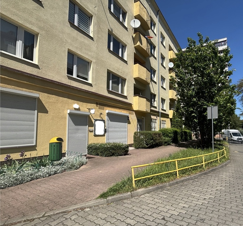 Do wynajęcia lokal - parter idealny na usługi (1)