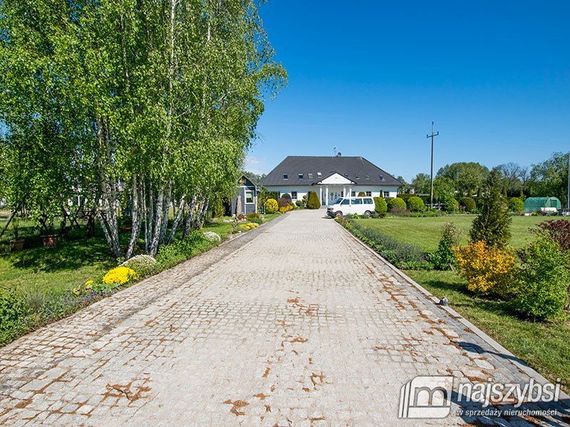 Dworek z pięknym widokiem. (1)