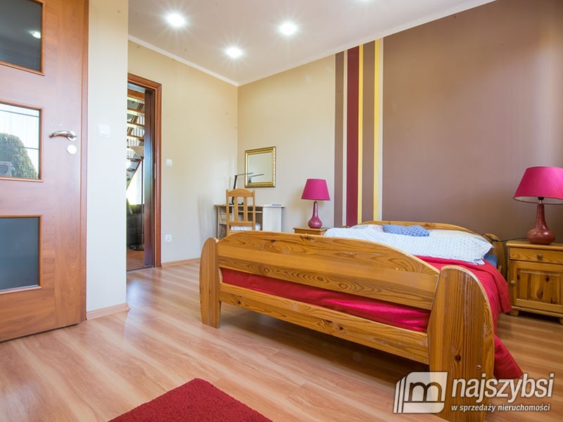 Dworek z pięknym widokiem. (21)