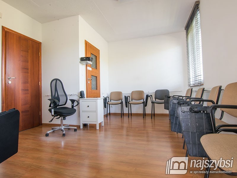 Dworek z pięknym widokiem. (30)