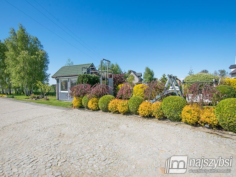 Dworek z pięknym widokiem. (40)