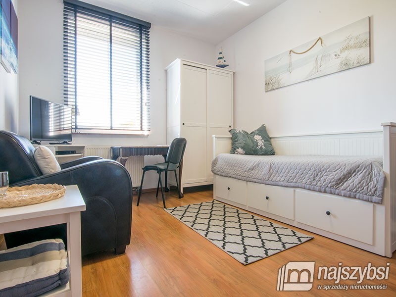 Dworek z pięknym widokiem. (6)