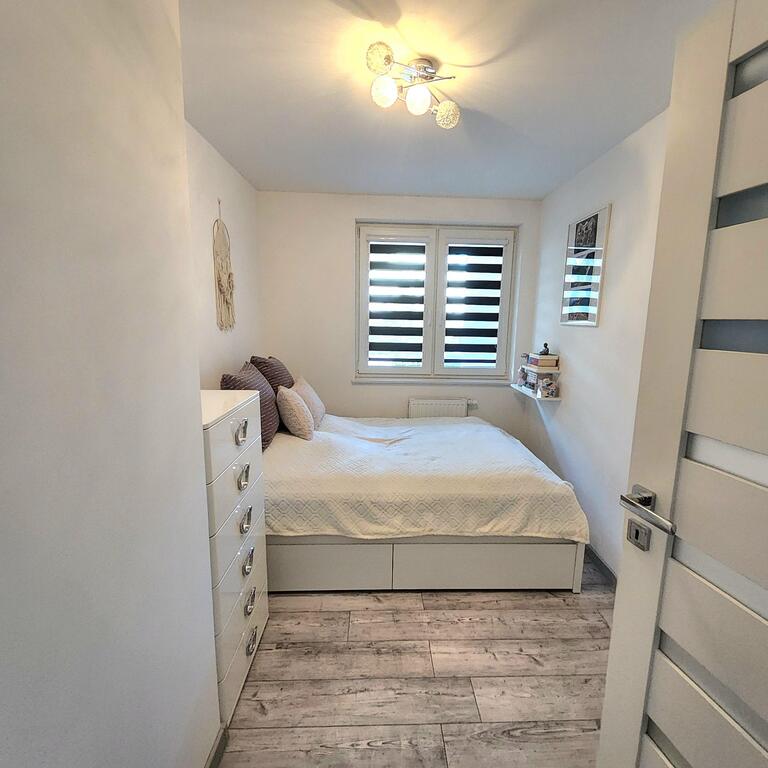 Przytulne 2 pokoje na parterze niskiego bloku. (6)