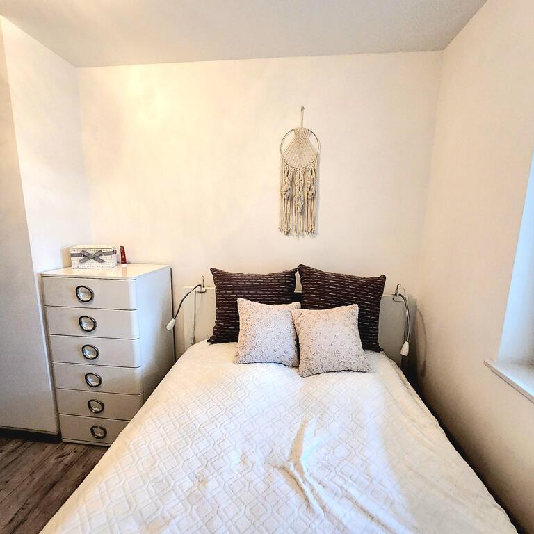 Przytulne 2 pokoje na parterze niskiego bloku. (7)