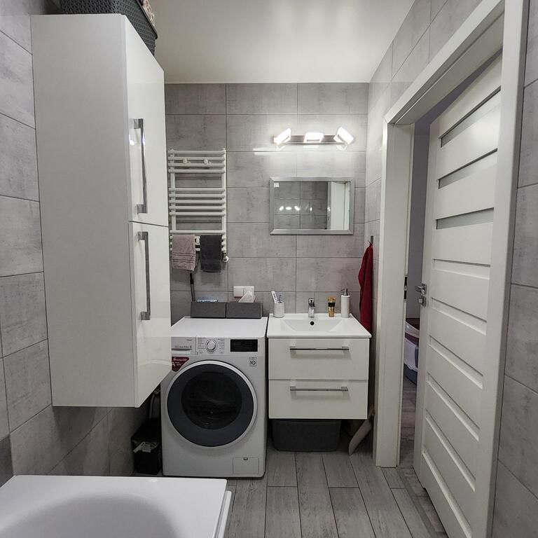 Przytulne 2 pokoje na parterze niskiego bloku. (9)