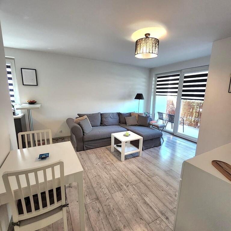 Przytulne 2 pokoje na parterze niskiego bloku. (2)