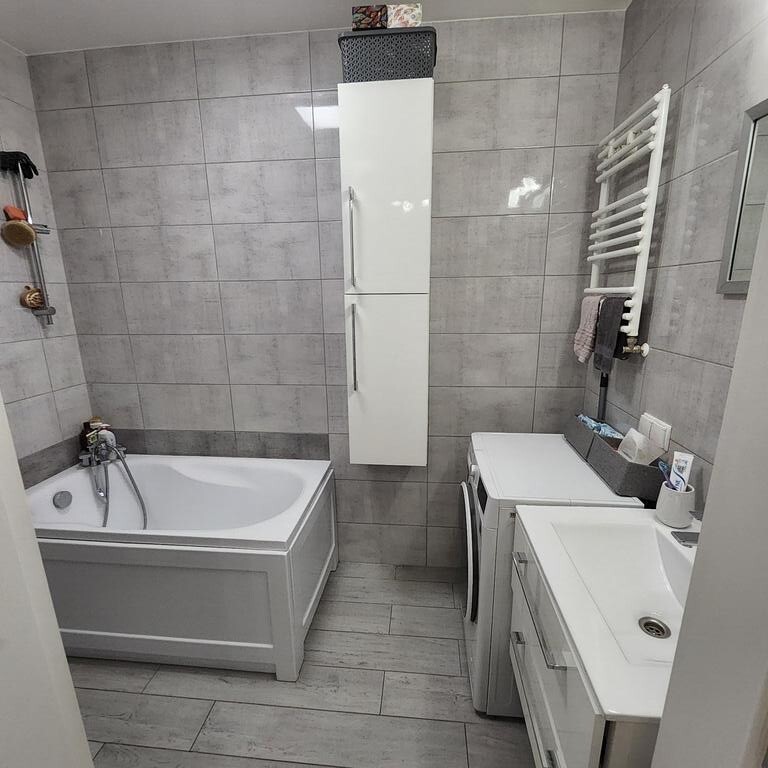 Przytulne 2 pokoje na parterze niskiego bloku. (10)