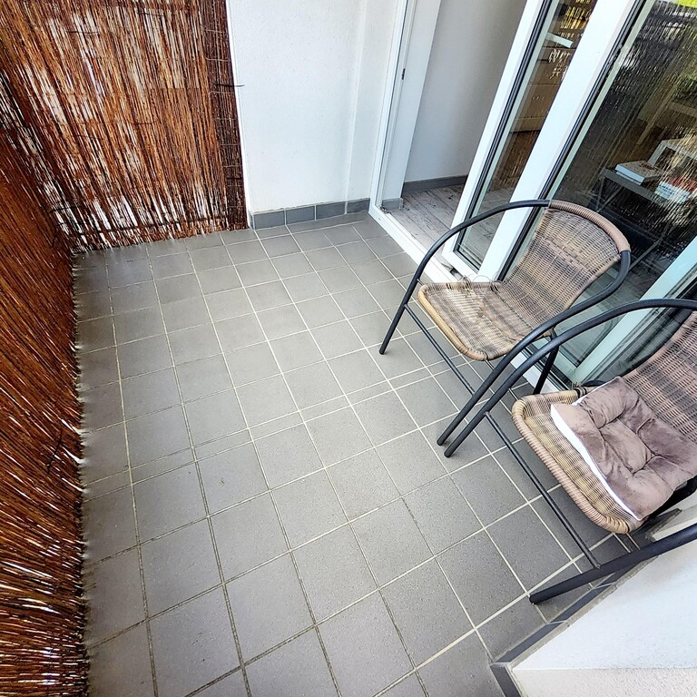 Przytulne 2 pokoje na parterze niskiego bloku. (11)