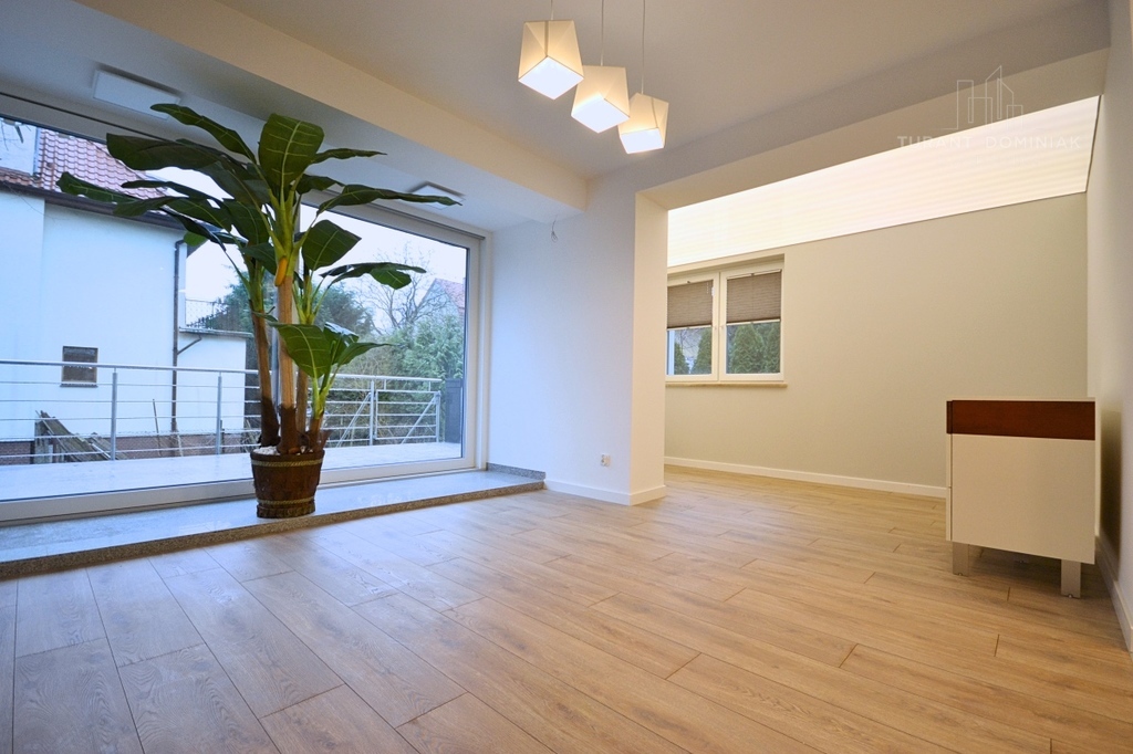 Nowoczesny dom na Pogodnie z dwoma garażami (2)