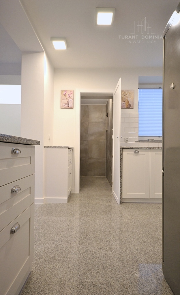 Nowoczesny dom na Pogodnie z dwoma garażami (4)