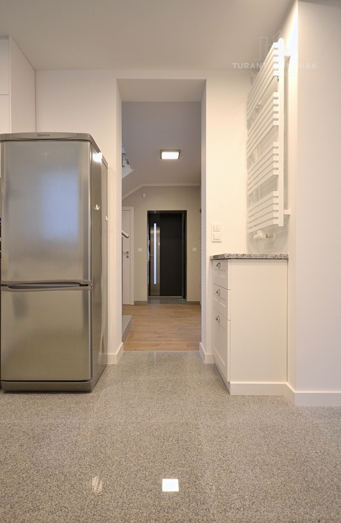 Nowoczesny dom na Pogodnie z dwoma garażami (5)