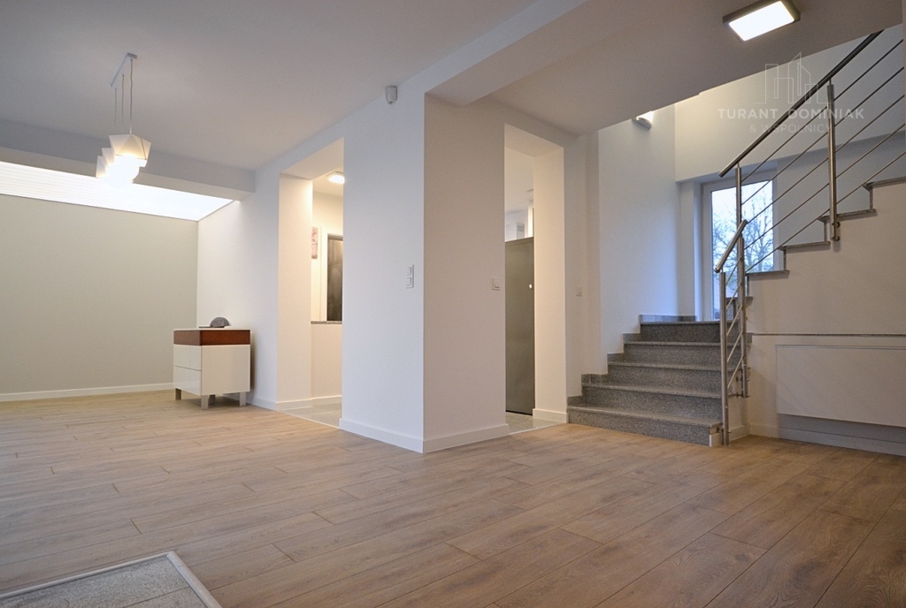 Nowoczesny dom na Pogodnie z dwoma garażami (6)