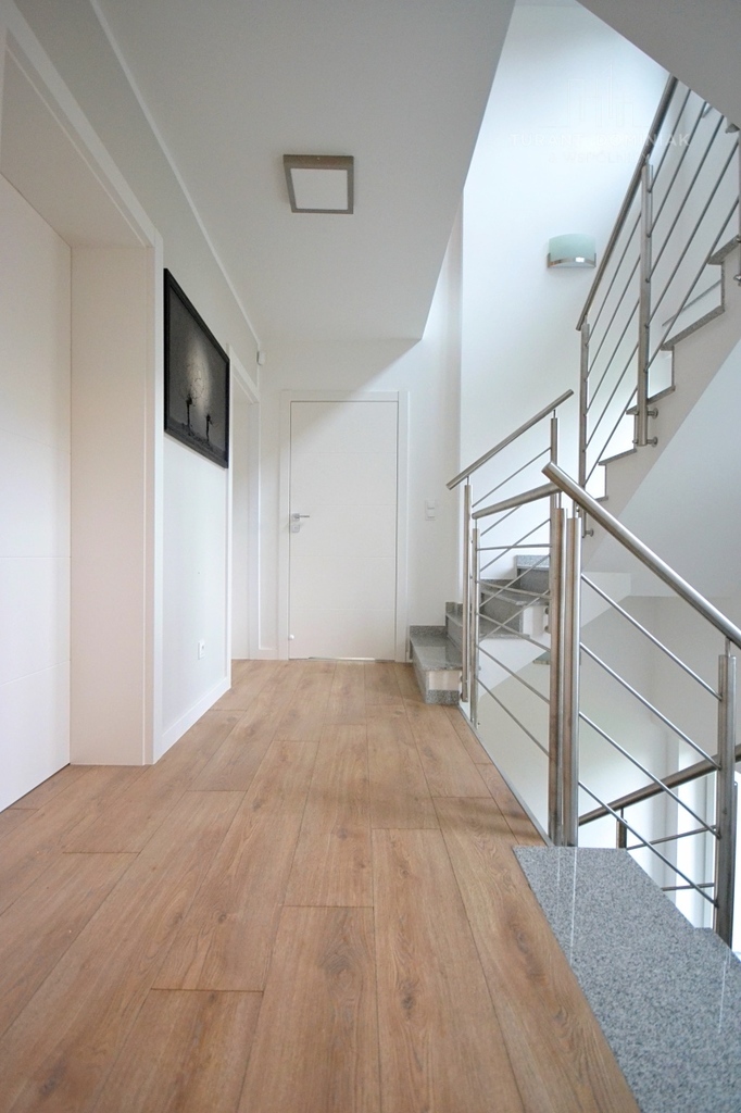 Nowoczesny dom na Pogodnie z dwoma garażami (7)