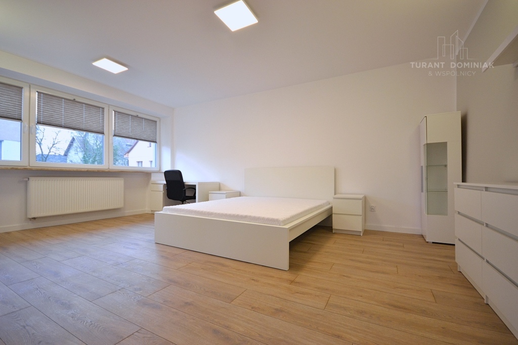 Nowoczesny dom na Pogodnie z dwoma garażami (8)