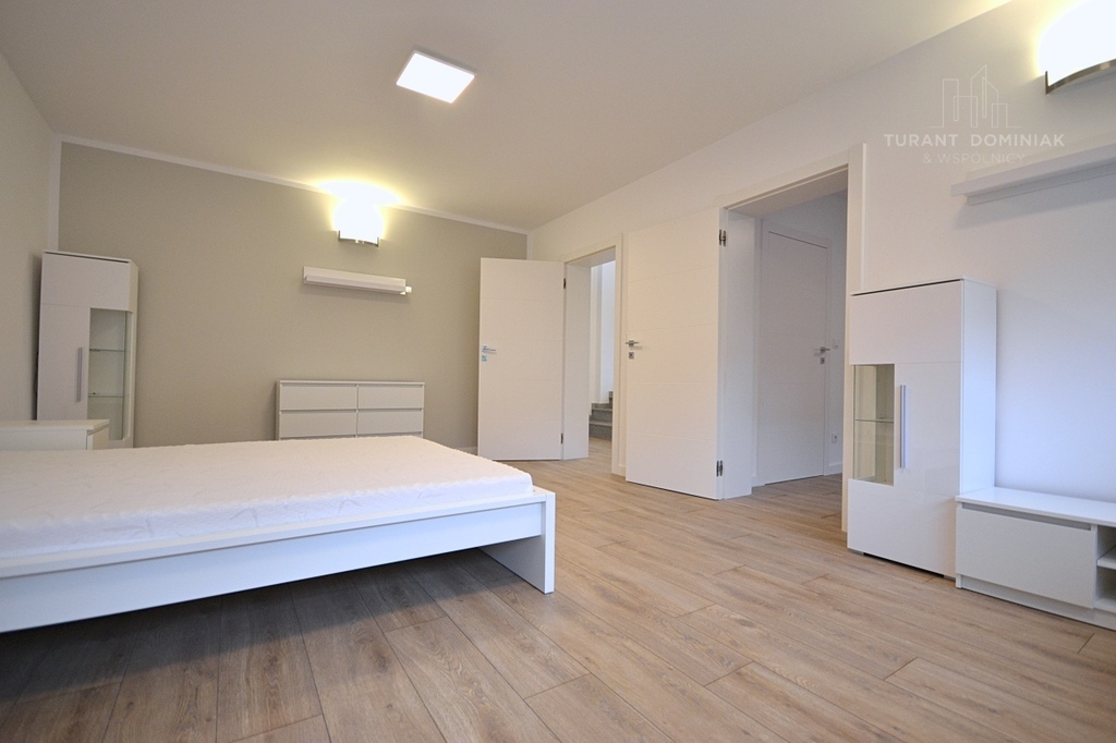 Nowoczesny dom na Pogodnie z dwoma garażami (9)