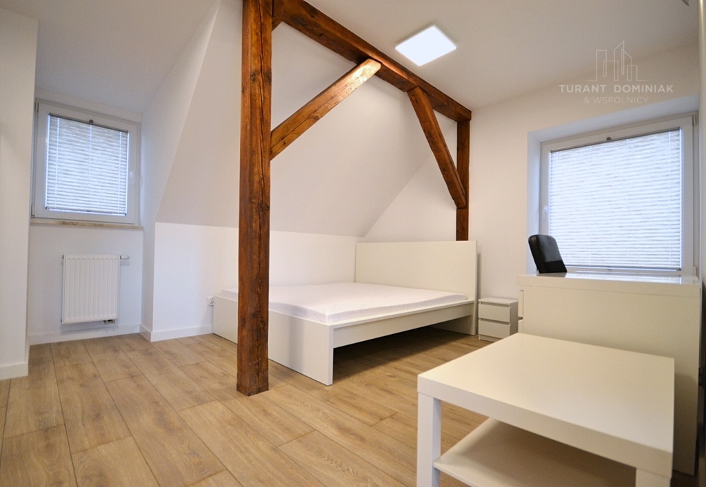 Nowoczesny dom na Pogodnie z dwoma garażami (15)