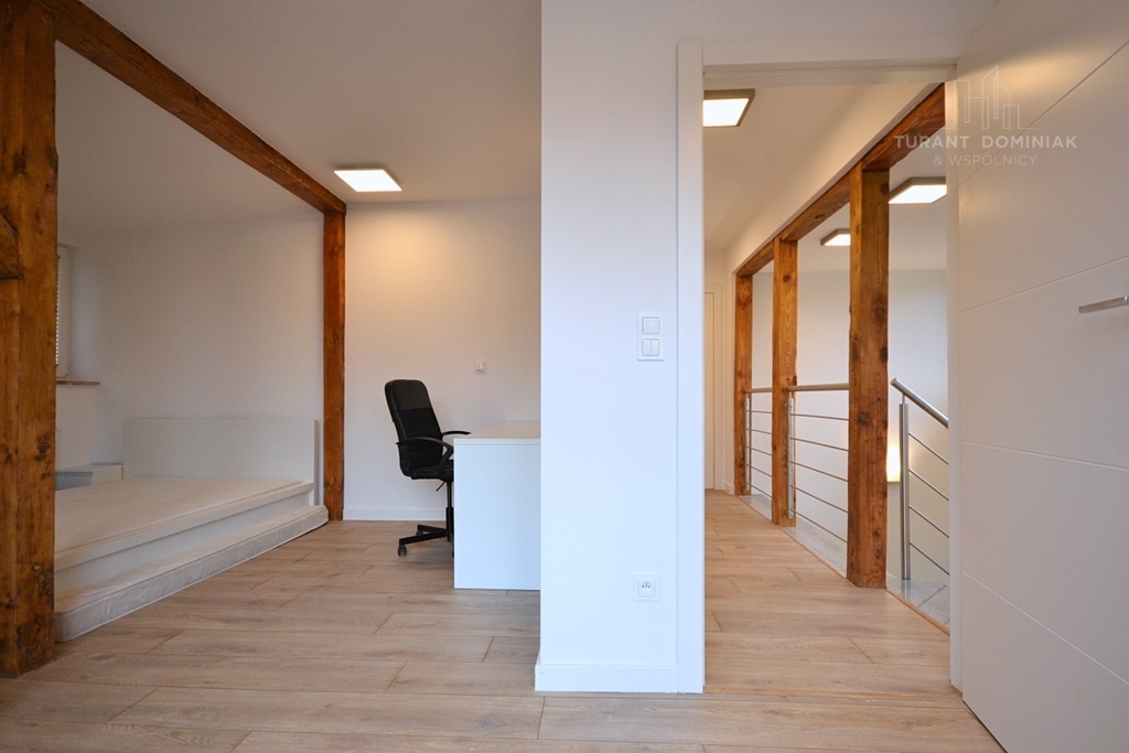 Nowoczesny dom na Pogodnie z dwoma garażami (17)