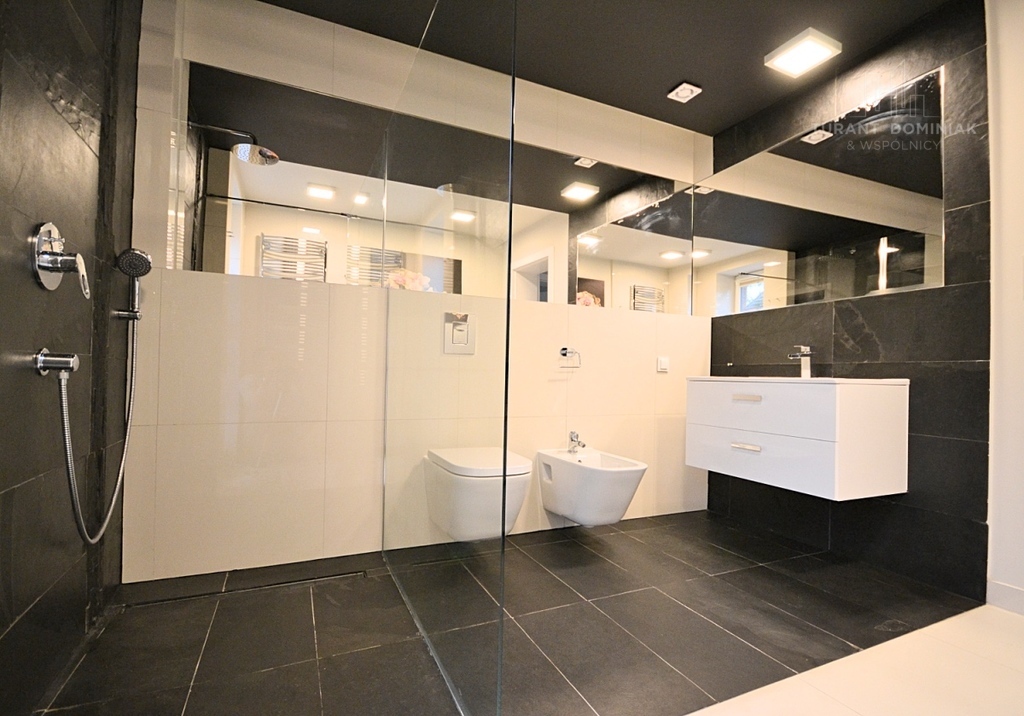 Nowoczesny dom na Pogodnie z dwoma garażami (10)