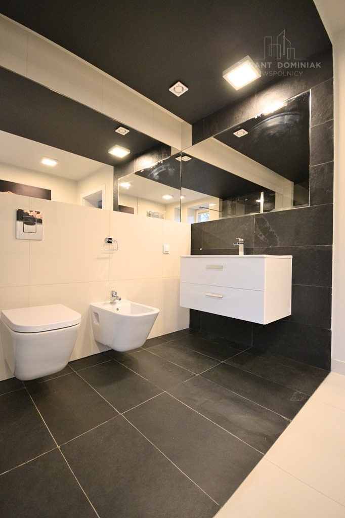 Nowoczesny dom na Pogodnie z dwoma garażami (11)