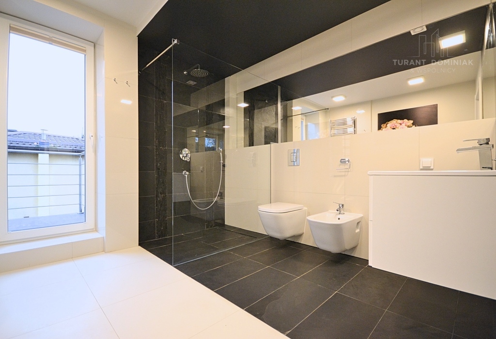 Nowoczesny dom na Pogodnie z dwoma garażami (12)