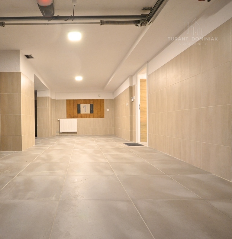 Nowoczesny dom na Pogodnie z dwoma garażami (21)