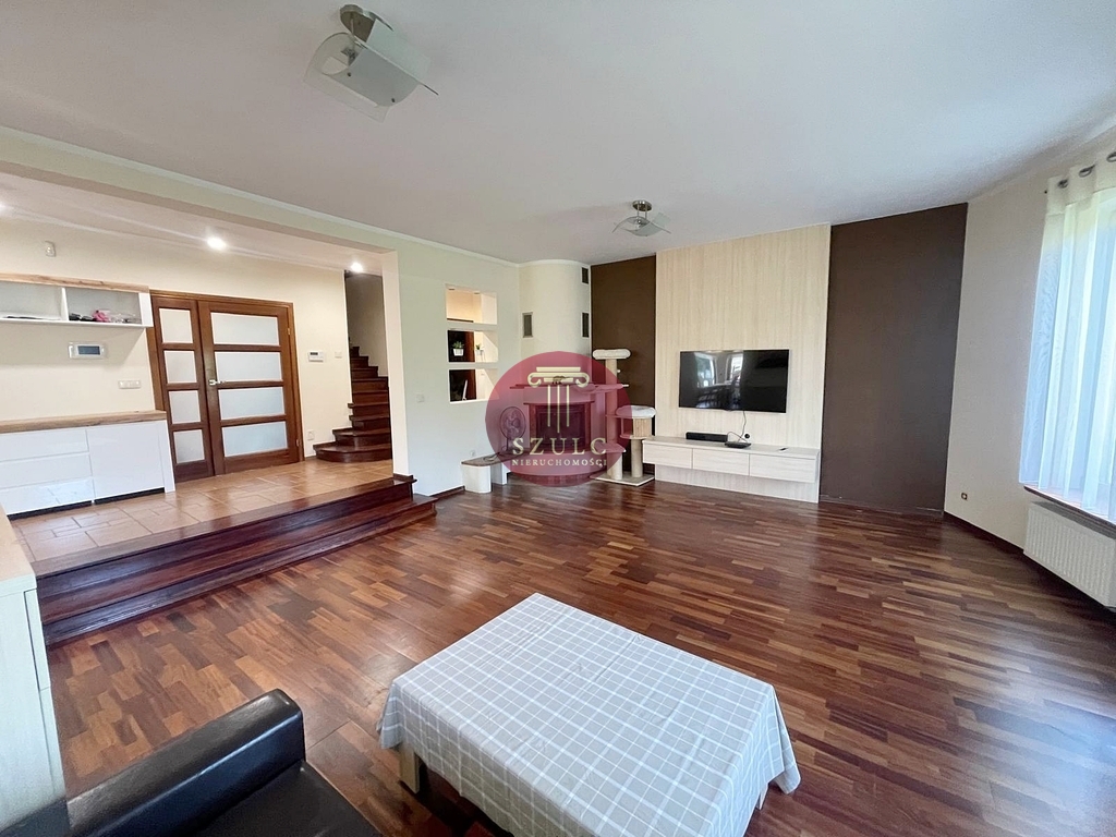 Bardzo ładny dom w kameralnej lokalizacji . (4)