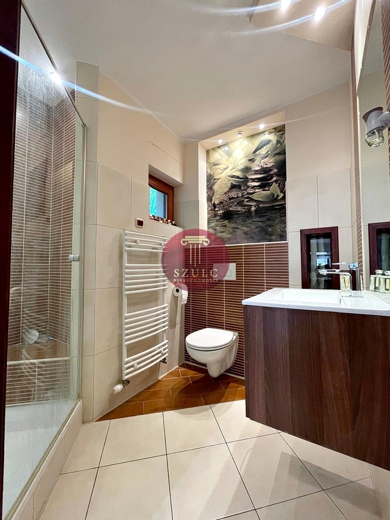 Bardzo ładny dom w kameralnej lokalizacji . (6)