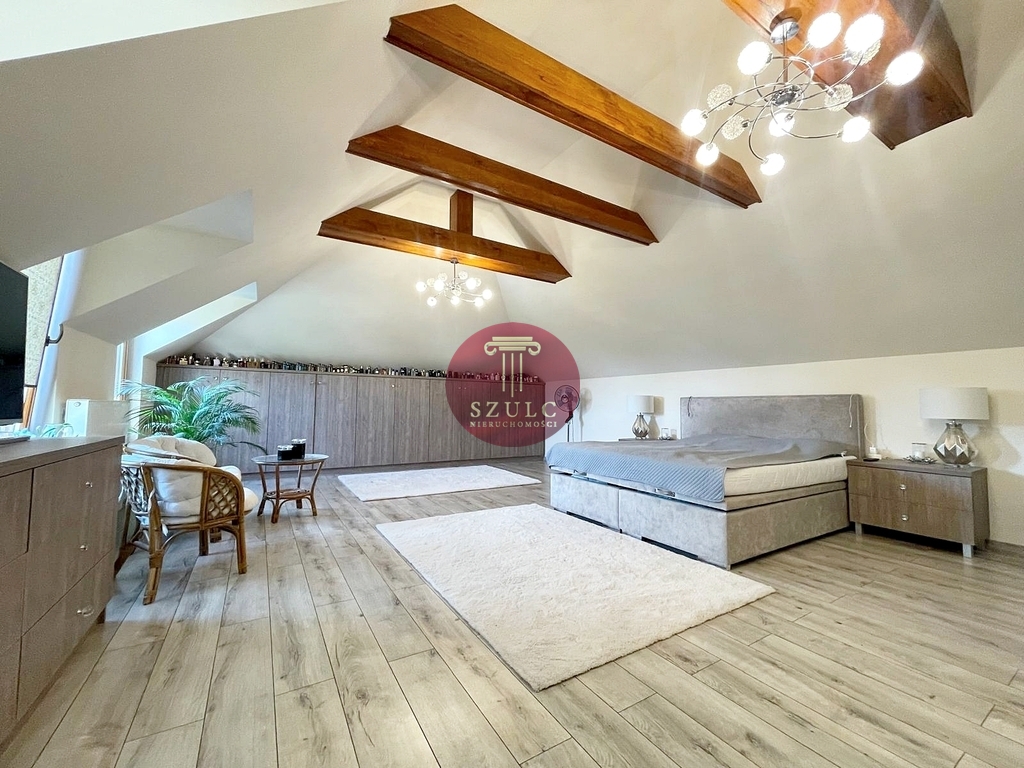 Bardzo ładny dom w kameralnej lokalizacji . (7)