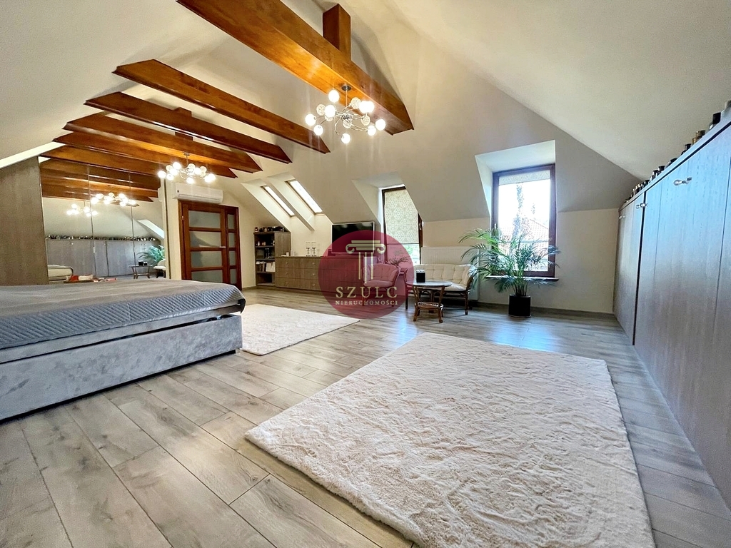 Bardzo ładny dom w kameralnej lokalizacji . (8)