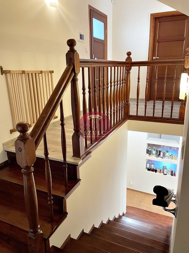 Bardzo ładny dom w kameralnej lokalizacji . (11)