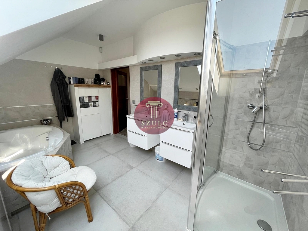 Bardzo ładny dom w kameralnej lokalizacji . (13)