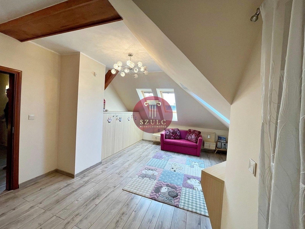 Bardzo ładny dom w kameralnej lokalizacji . (14)