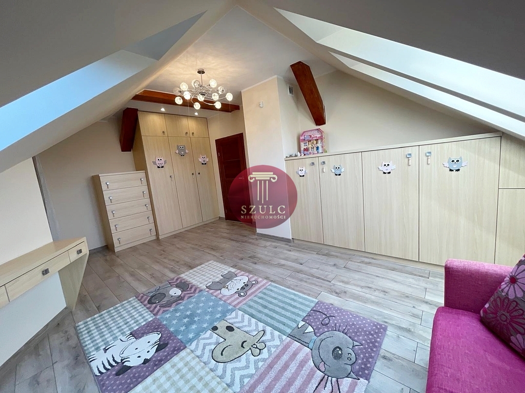 Bardzo ładny dom w kameralnej lokalizacji . (15)