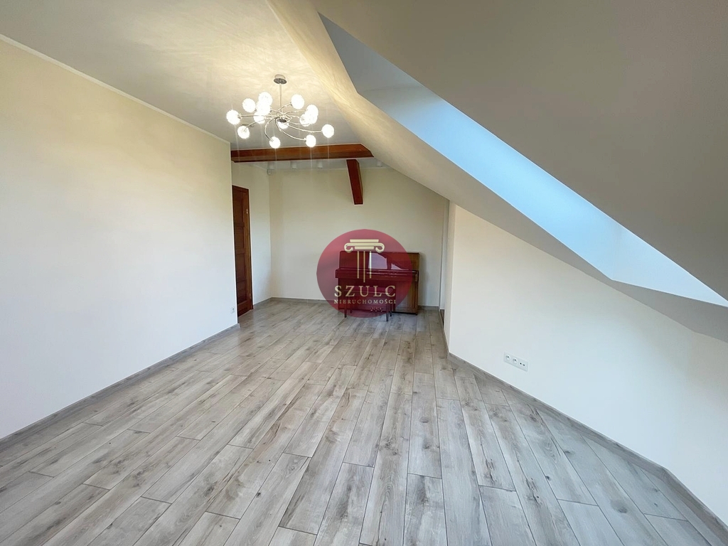 Bardzo ładny dom w kameralnej lokalizacji . (16)