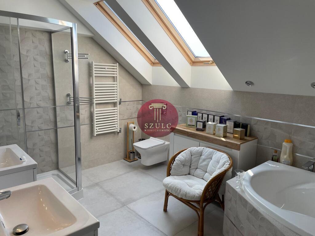 Bardzo ładny dom w kameralnej lokalizacji . (12)