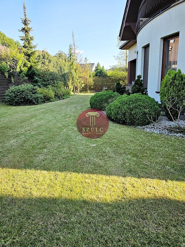 Bardzo ładny dom w kameralnej lokalizacji . (18)