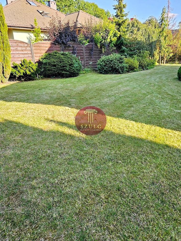 Bardzo ładny dom w kameralnej lokalizacji . (19)