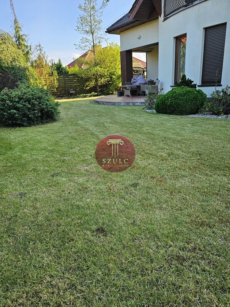Bardzo ładny dom w kameralnej lokalizacji . (20)