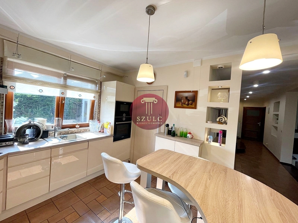 Bardzo ładny dom w kameralnej lokalizacji . (9)