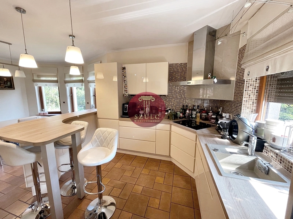 Bardzo ładny dom w kameralnej lokalizacji . (10)