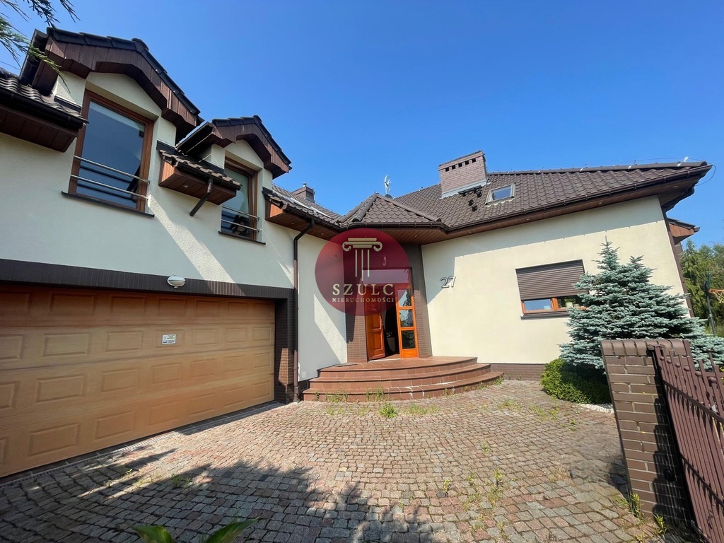 Bardzo ładny dom w kameralnej lokalizacji . (2)