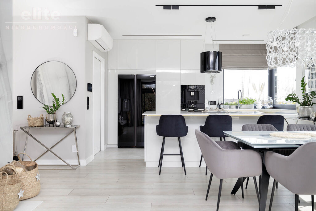 Śliczny wolnostojący dom na sprzedaż 5 pokojowy (7)